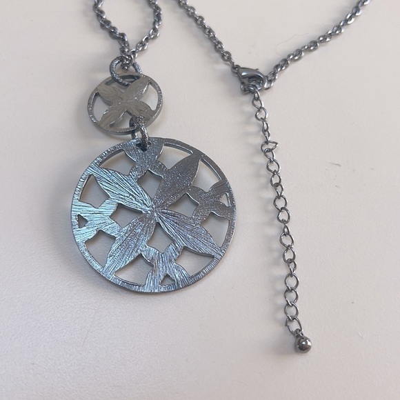 👋 3/$15 FASHION NECKLACE Green and Silver toned - Picture 4 of 4